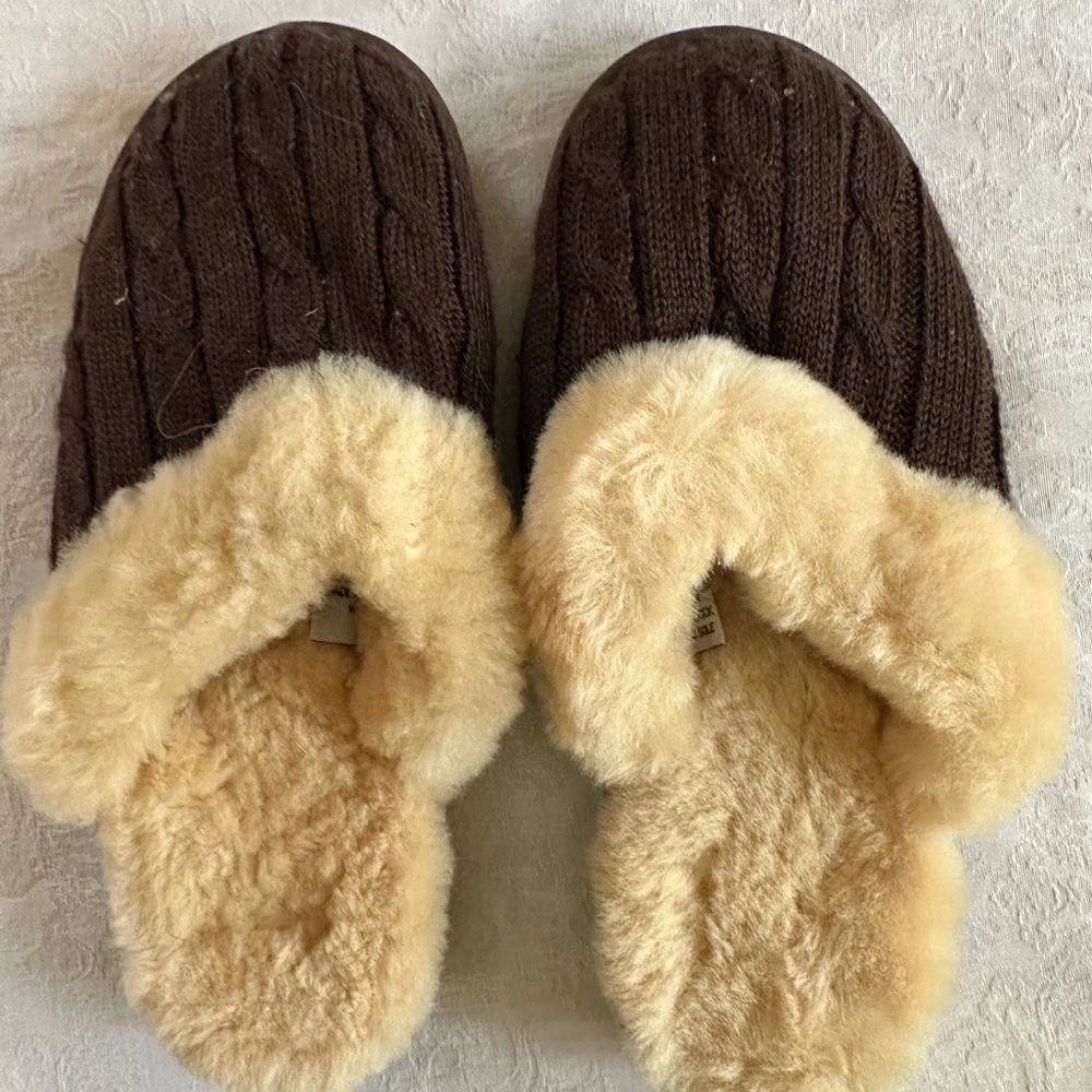 Cozy Brown Slippers with Cream Fur Lining Women’s size 9